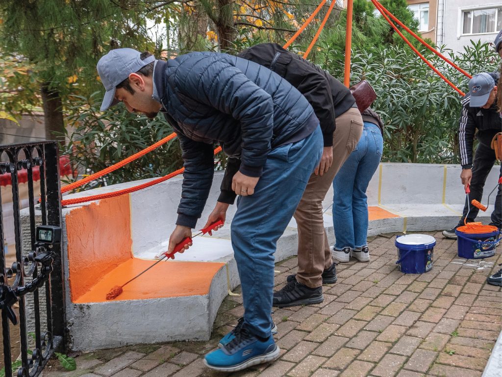 Teamwork make the colourful dream work! The Betek Boya and representing brands like Nippon Paint family pitching in Abbasağa Park. 